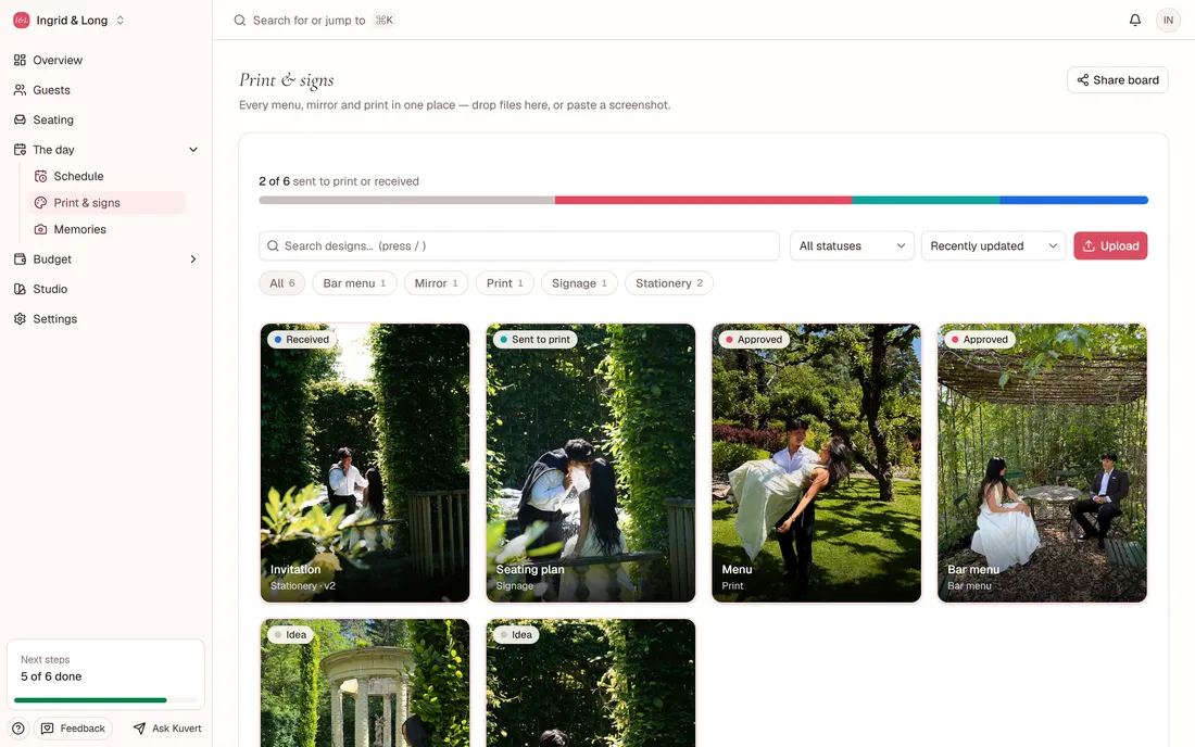 Designbrettet i Kuvert, med invitasjoner og skilt lastet opp og merket med status.